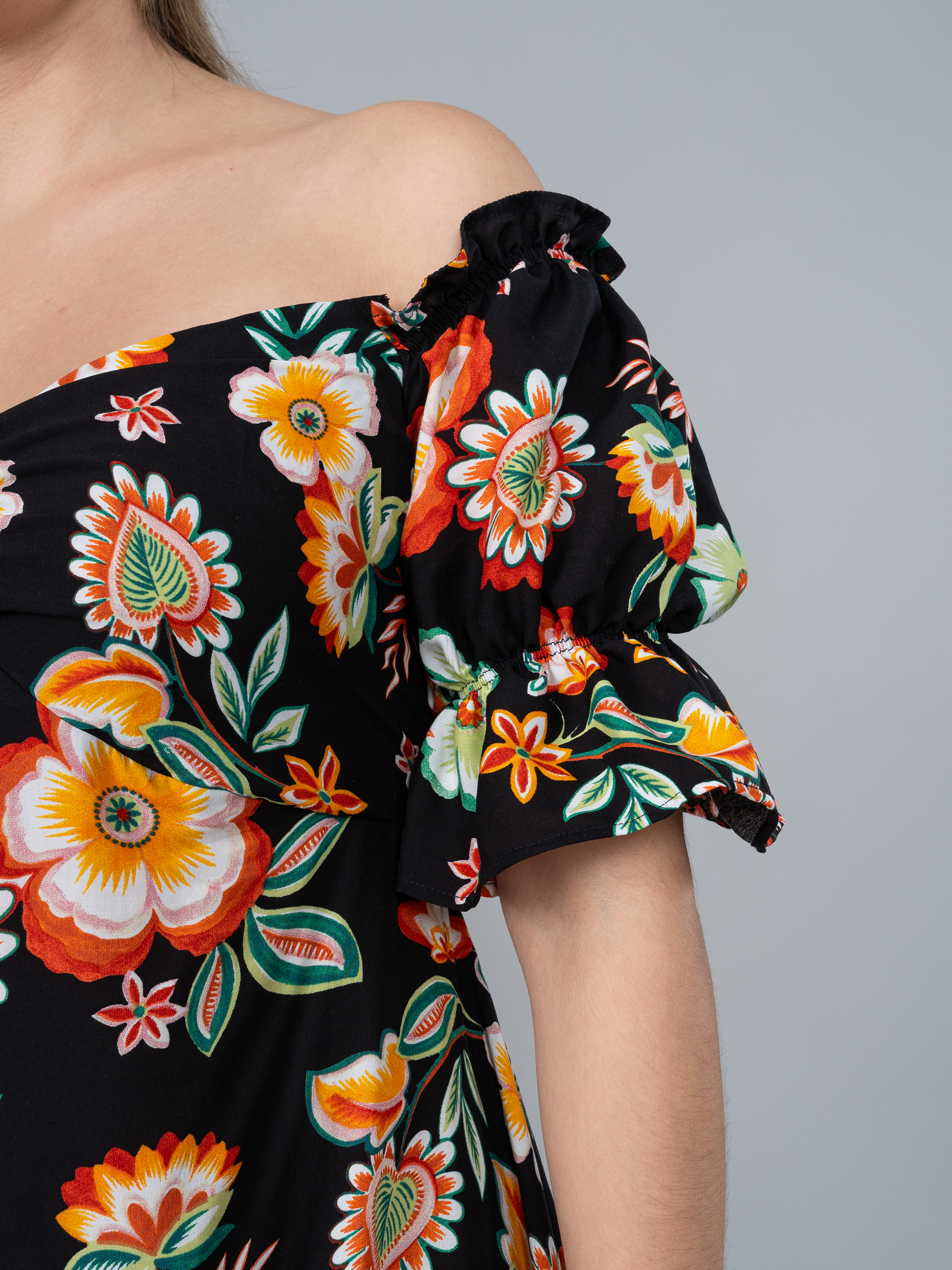 Vestido Off-Shoulder Estampado Negro