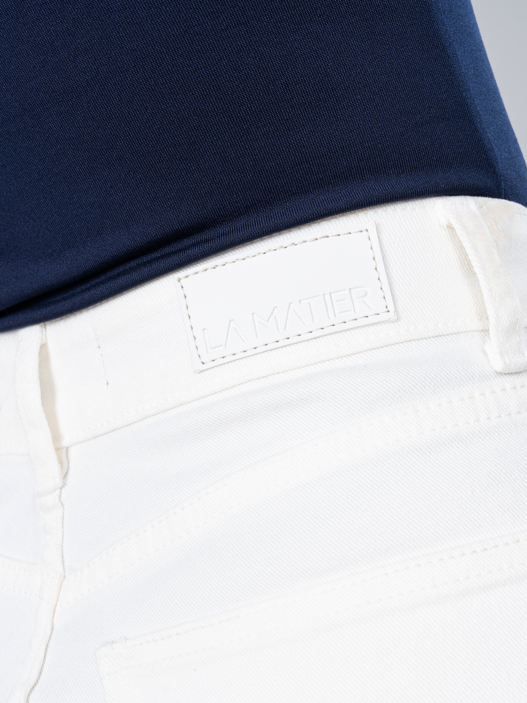 DETALLE DE ETIQUETA DE JEAN DENIM BLANCO DE MUJER 