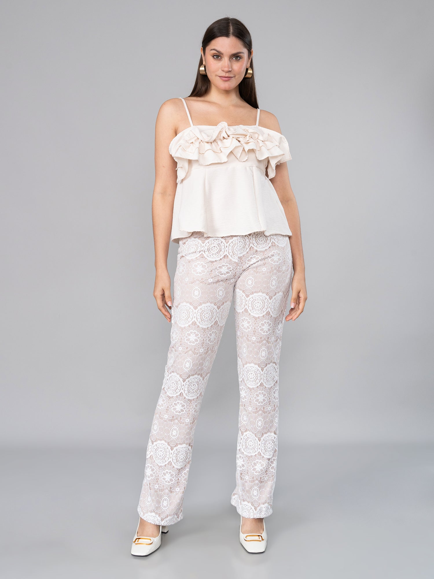 OUTFIT CHIC DE MUJER CON PANTALÓN BLANCO DE ENCAJE Y BLUSA DE BOBOS BEIGE 