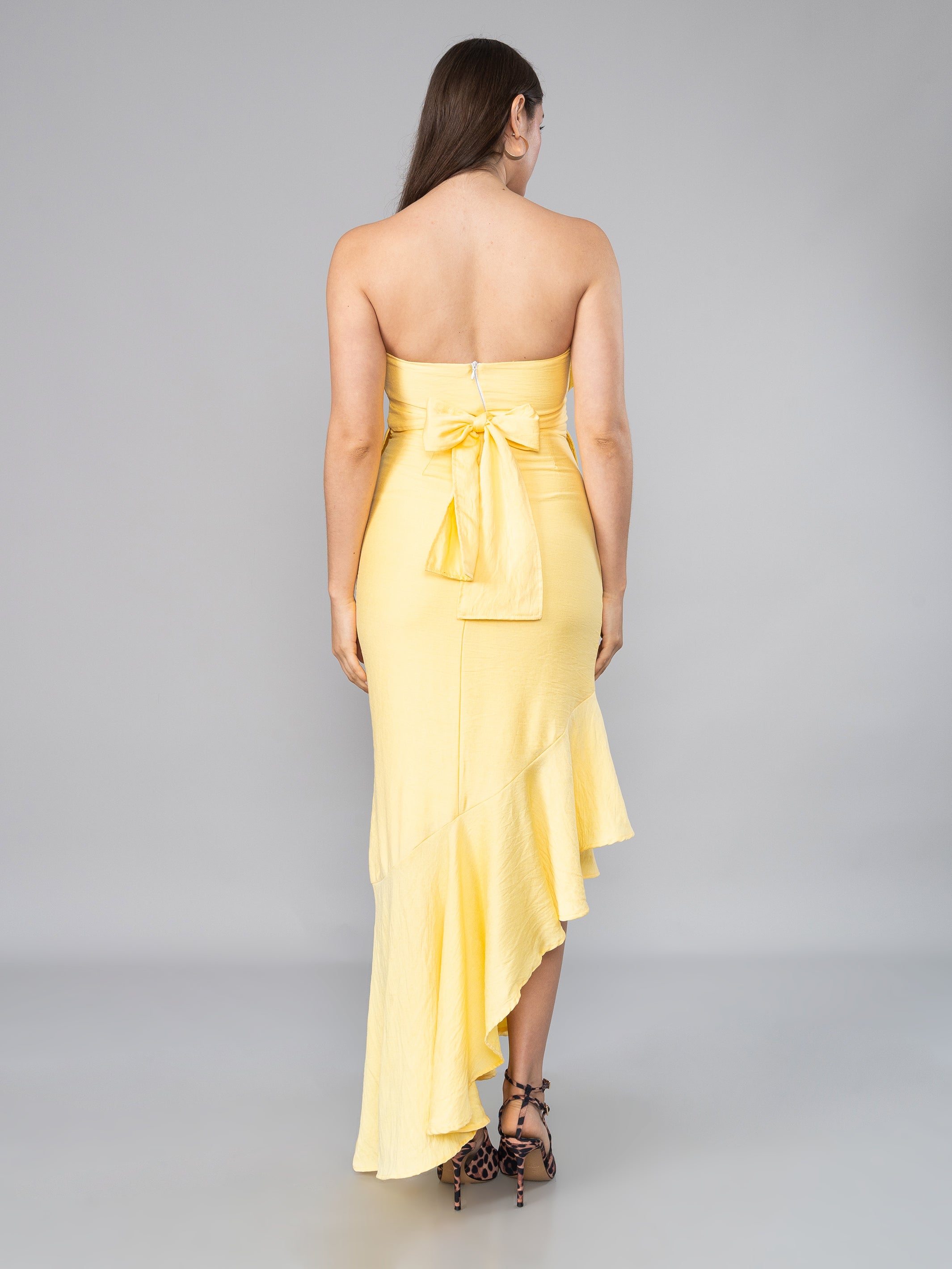 PARTE DE ATRÁS DEL VESTIDO AMARILLO STRAPLESS