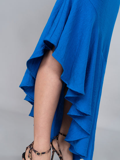 DETALLE DE FALDA DE VESTIDO AZUL STRAPLESS