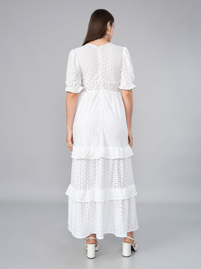 PARTE DE ATRAS DEL VESTIDO DE MUJER DE BRODERIE BLANCO 