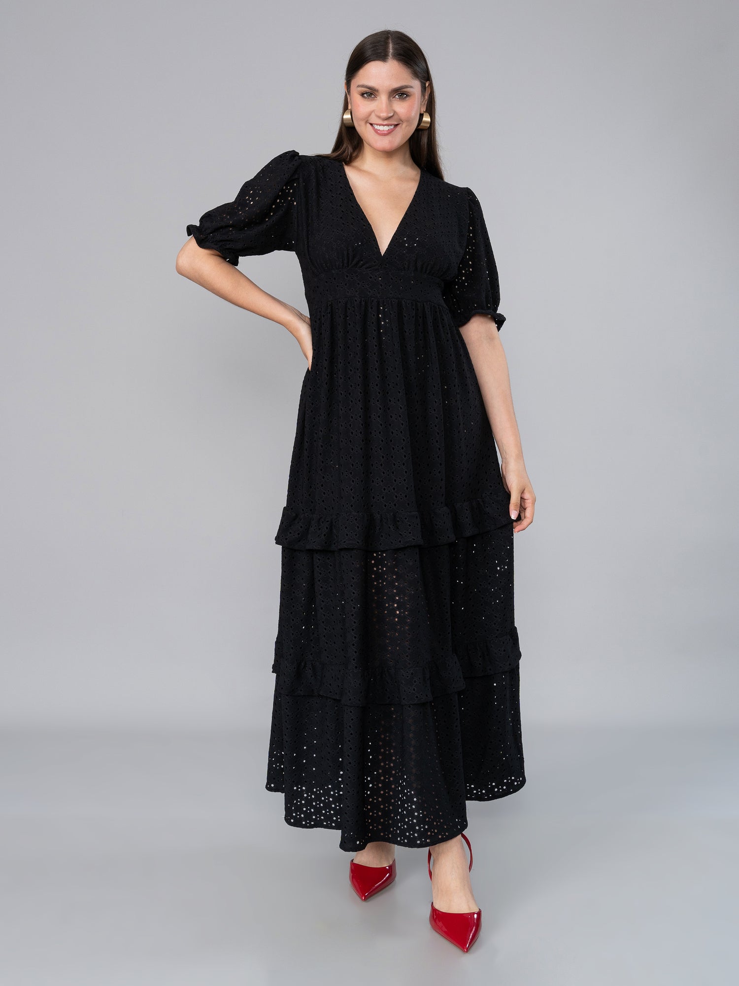 LOOK CASUAL DE MUJER CON VESTIDO DE BRODERIE COLOR NEGRO