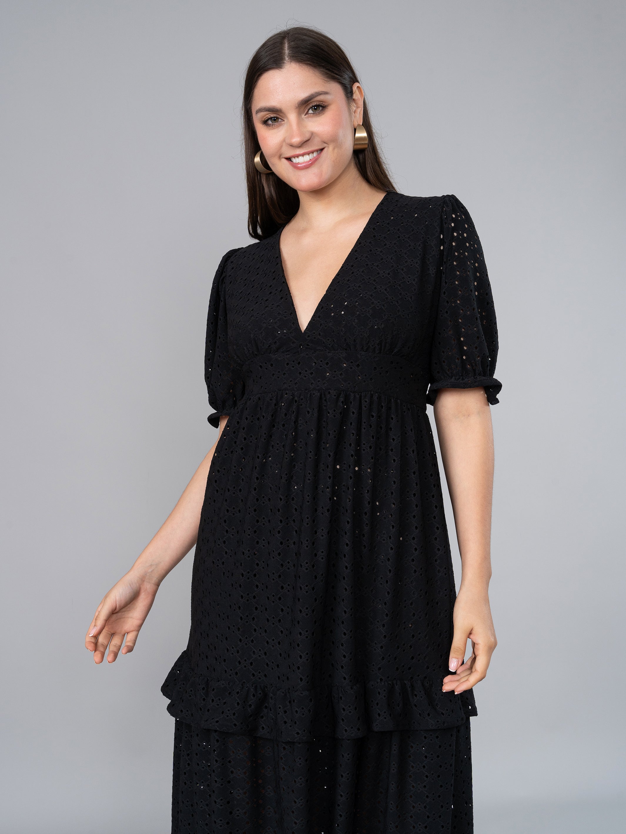 VESTIDO NEGRO DE MUJER DE TELA DE BRODERIE