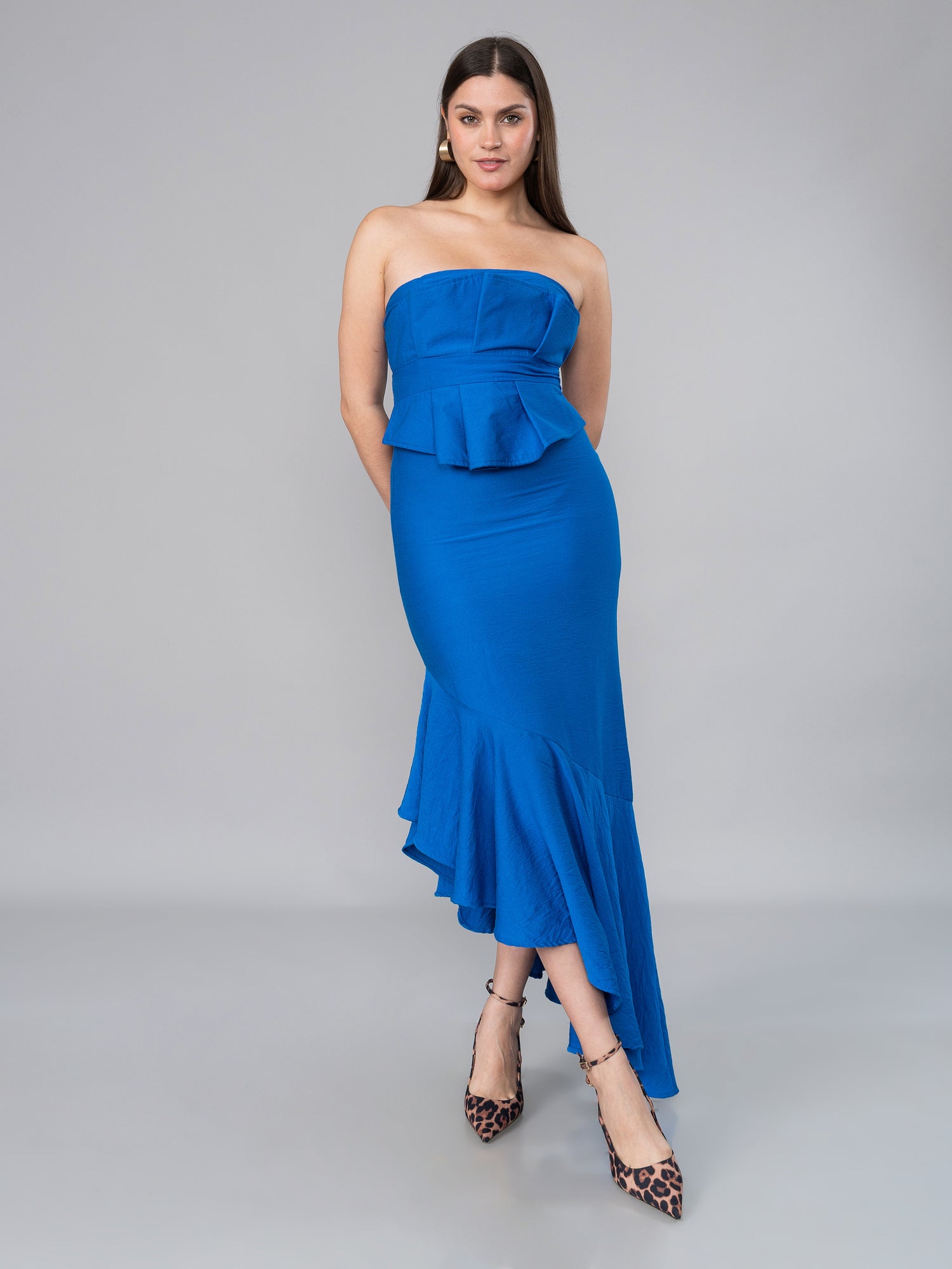 OUTFIT DE MUJER ELEGANTE CON VESTIDO STRAPLESS AZUL 